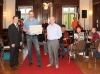 Uwe Borchardt von der Sparkasse Gera-Greiz übergibt Collegium musicum e.V. 1000 Euro für Vereinsarbeit