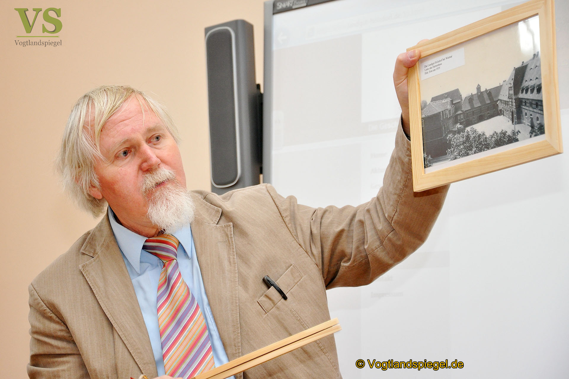 Winfried Arenhövel stellt der Klasse 5 c des Ulf-Merbold-Gymnasiums sein Buch Verbrechen um Beno vor, das zugleich im Deutschunterricht behandelt wird