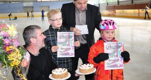 Dreiviertel Millionster Besucher auf Greizer Eisbahn