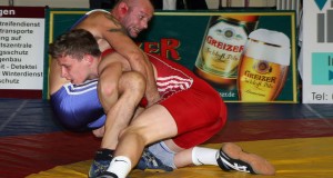 Maximilian Kahnt (rotes Trikot) gegen Apoldaer Olaf Fritzsche