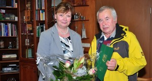 Landrätin Martina Schweinsburg ehrt Wanderwegewart für unermüdlichen Einsatz