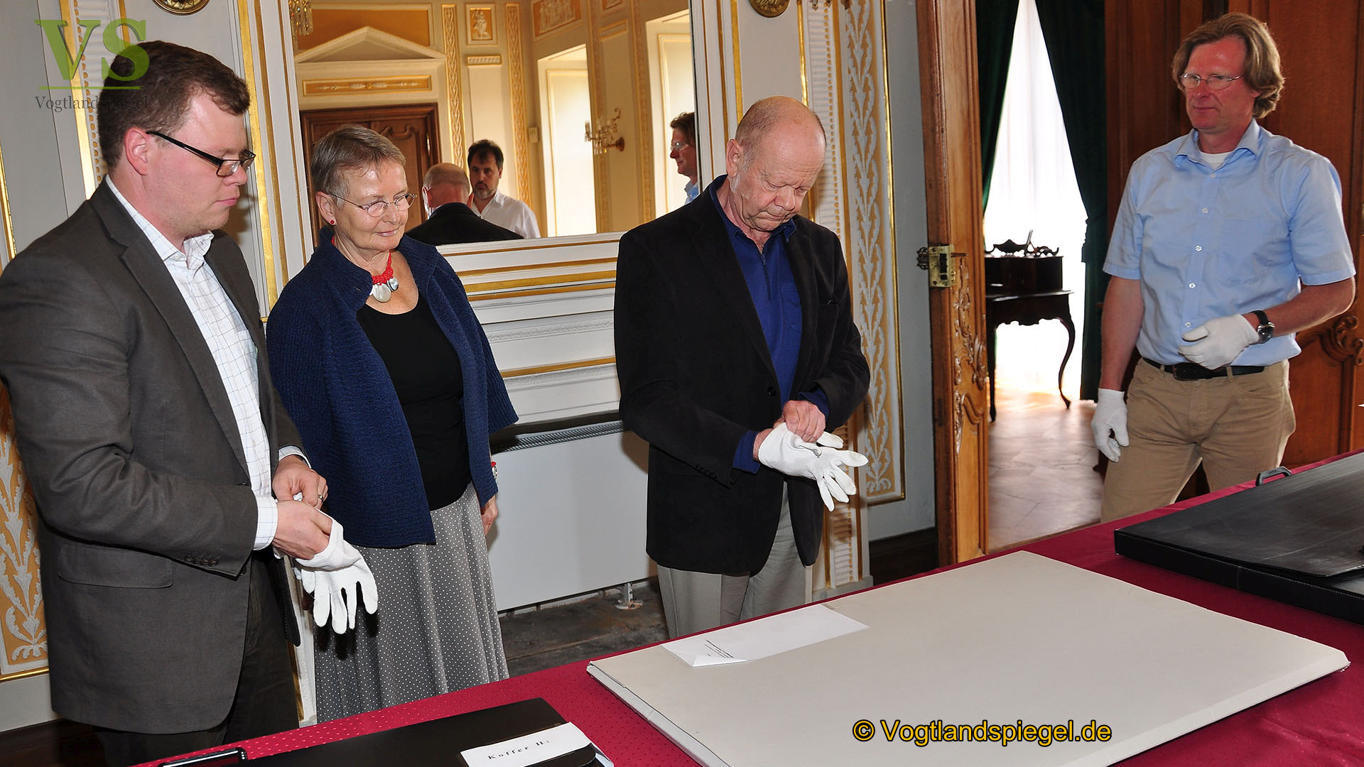 Prof. Dr. Horst Reiher übergibt sechs Koffer voller Kunst