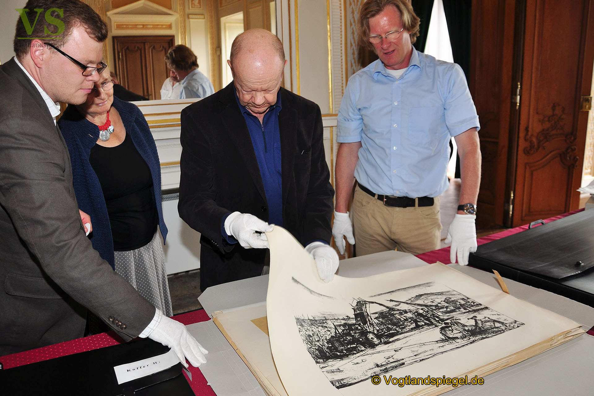Prof. Dr. Horst Reiher übergibt sechs Koffer voller Kunst