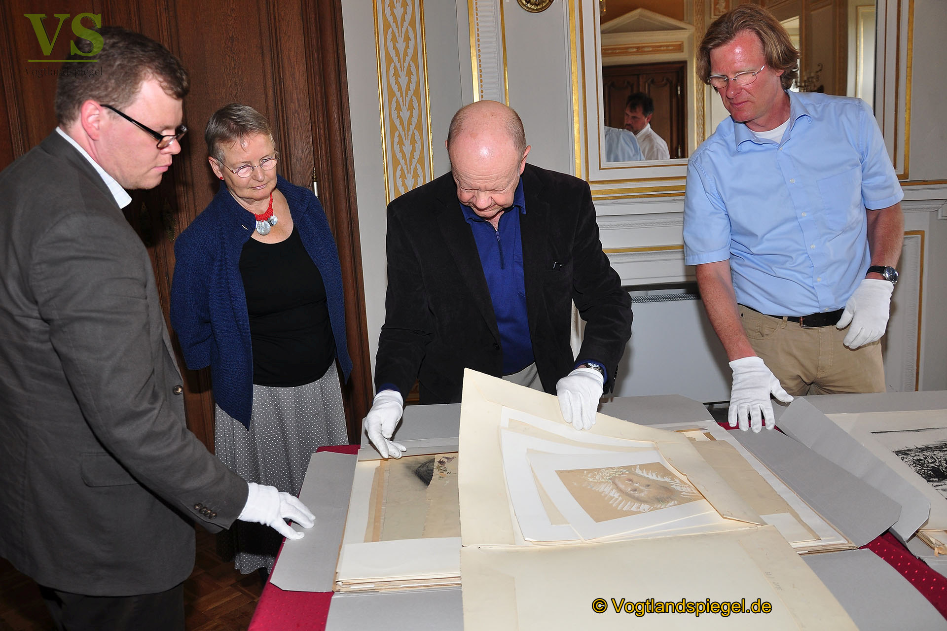 Prof. Dr. Horst Reiher übergibt sechs Koffer voller Kunst