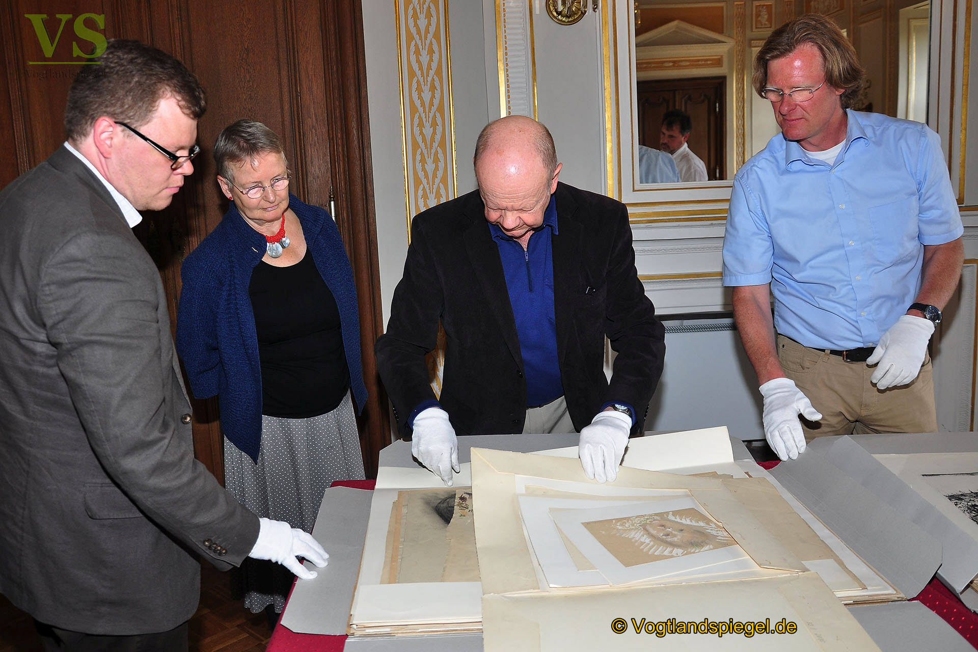 Prof. Dr. Horst Reiher übergibt sechs Koffer voller Kunst