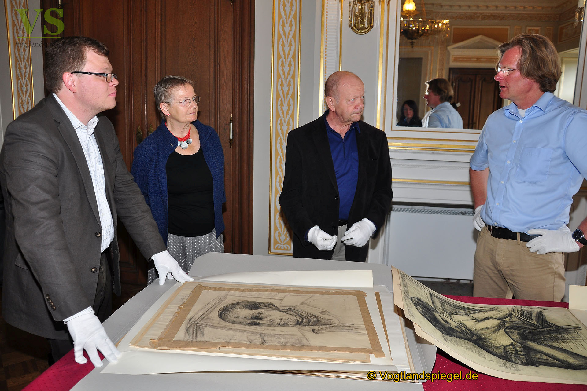 Prof. Dr. Horst Reiher übergibt sechs Koffer voller Kunst