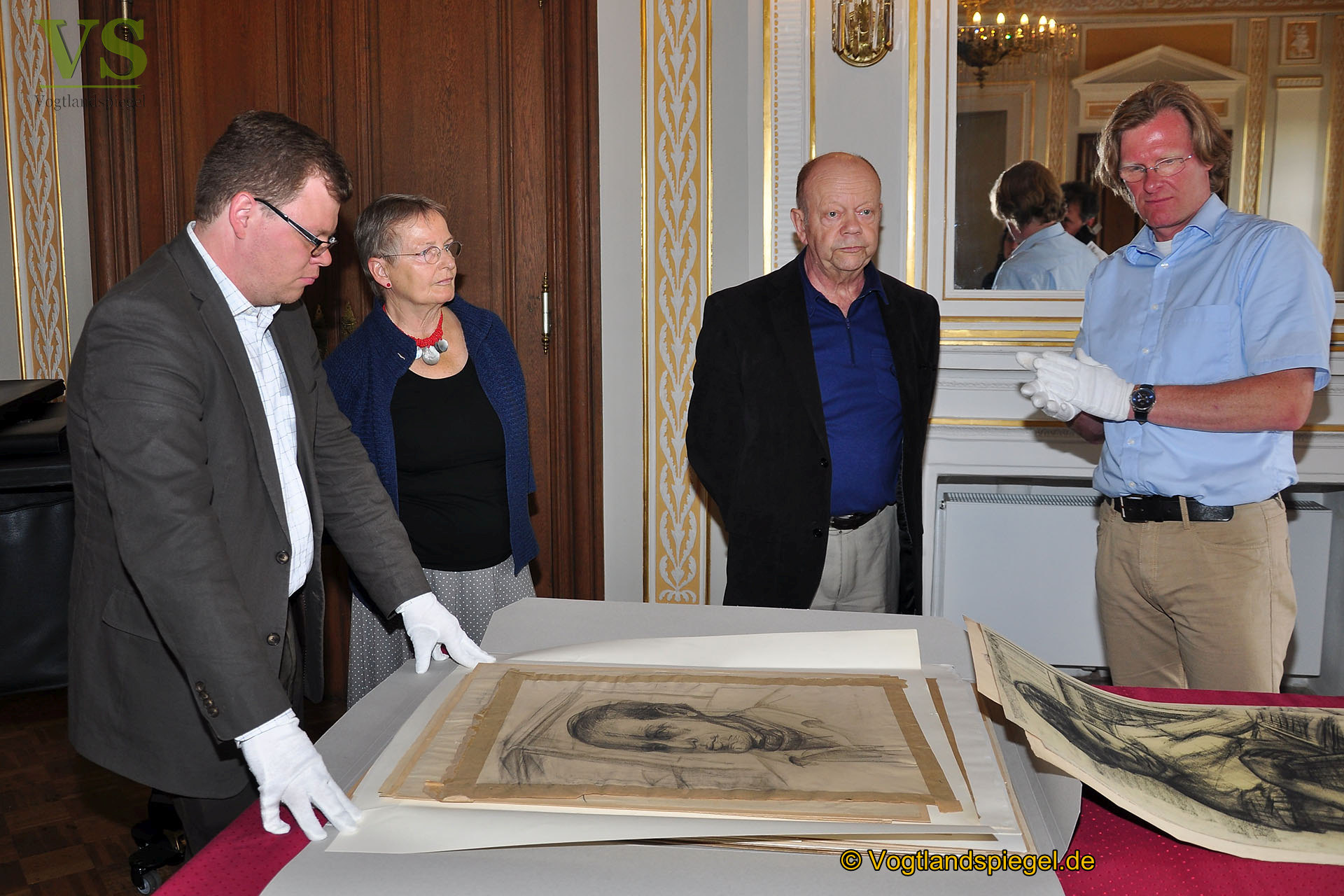 Prof. Dr. Horst Reiher übergibt sechs Koffer voller Kunst