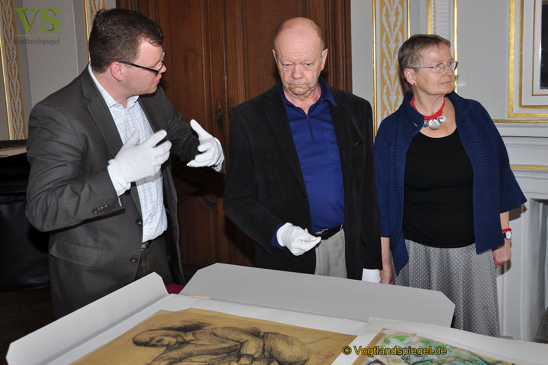Prof. Dr. Horst Reiher übergibt sechs Koffer voller Kunst