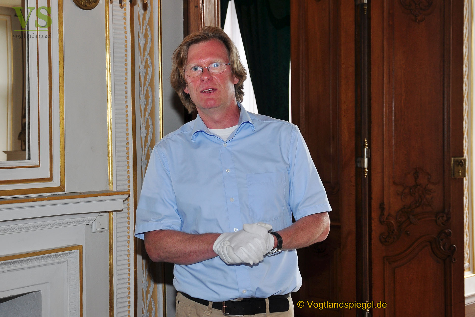 Prof. Dr. Horst Reiher übergibt sechs Koffer voller Kunst
