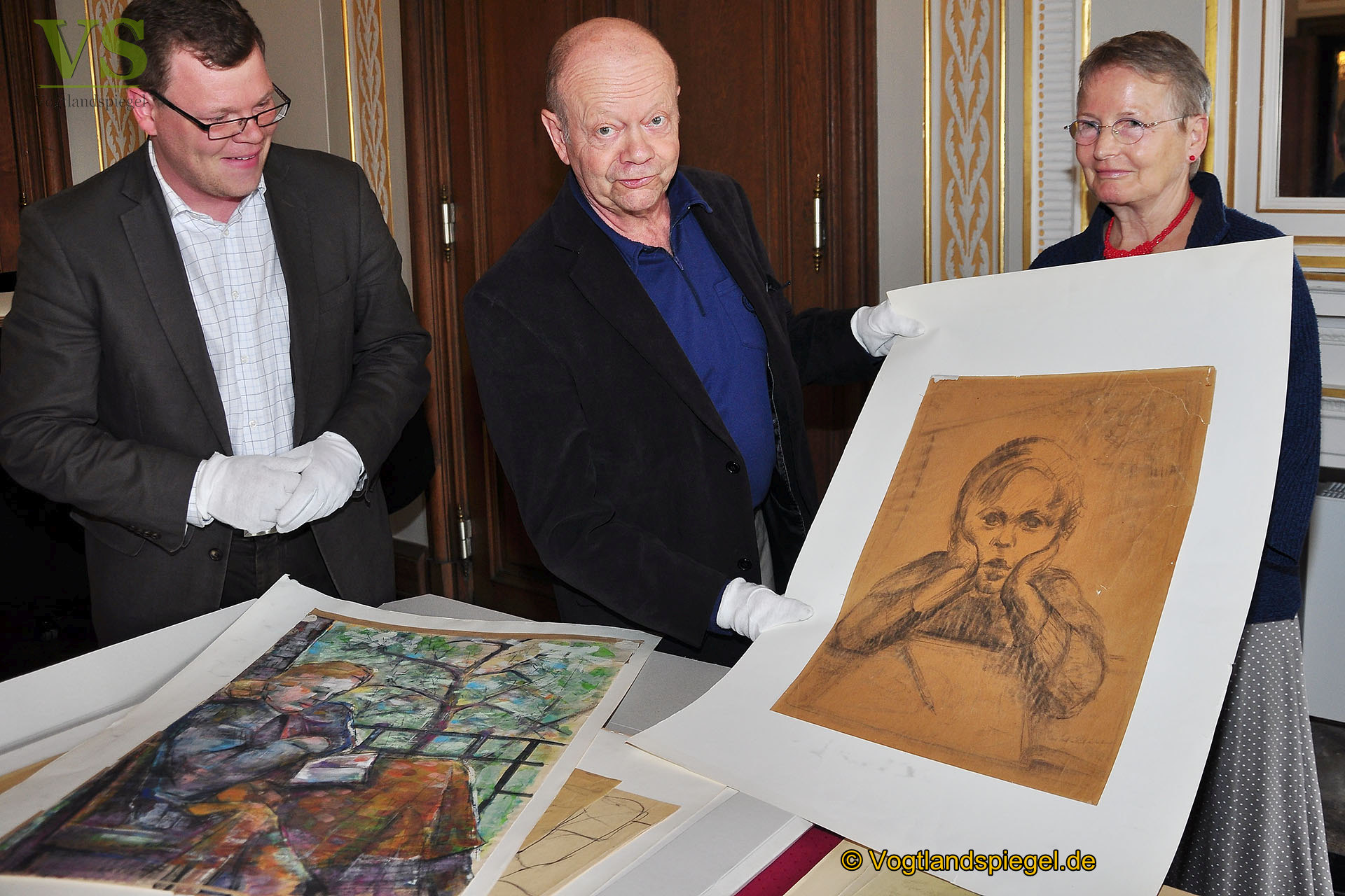 Prof. Dr. Horst Reiher übergibt sechs Koffer voller Kunst
