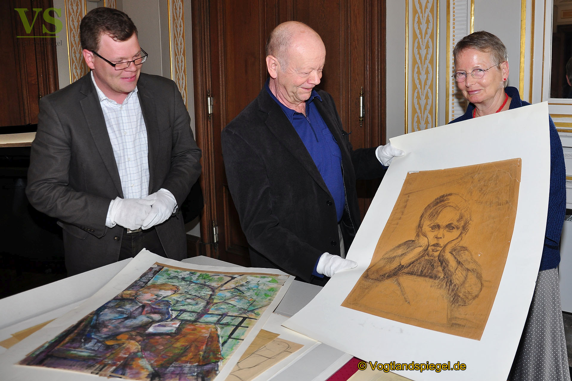 Prof. Dr. Horst Reiher übergibt sechs Koffer voller Kunst