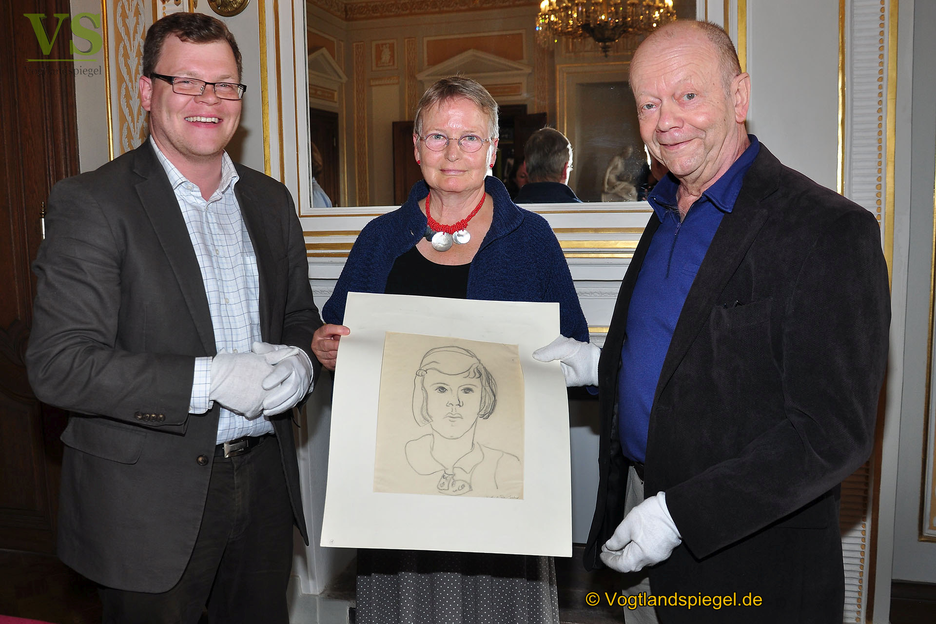 Prof. Dr. Horst Reiher übergibt sechs Koffer voller Kunst
