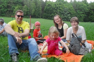 Mit Bollerwagen und Picknickkorb in den Wald