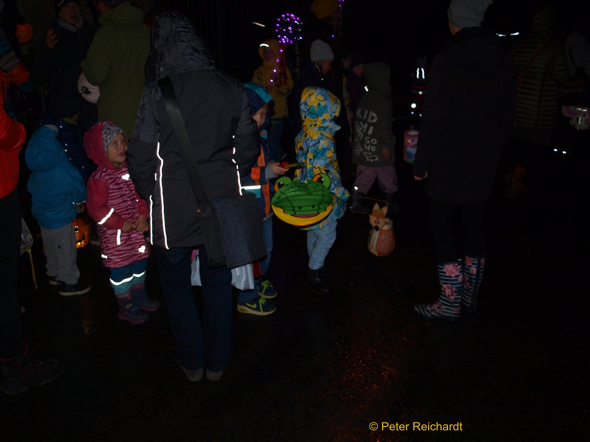 Mit bunten Lampions durch Gommla ziehen, das gehört einfach dazu beim Lichterfest des Kindergartens "Waldwichtel".