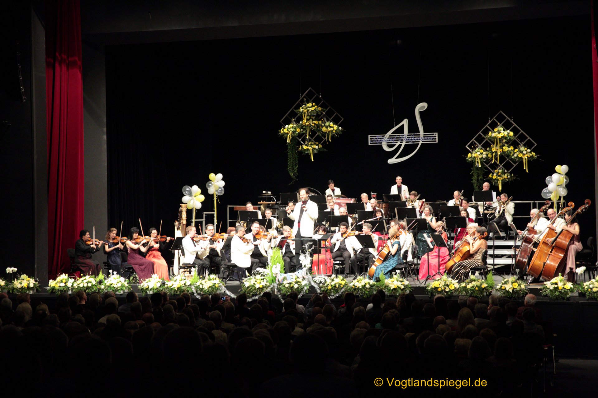 Schwungvoll und heiter verabschiedete die Vogtland Philharmonie Greiz/Reichenbach am Silvestertag das alte Jahr zu gleich drei Konzerten.
